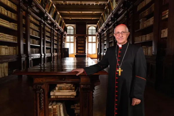 Il Cardinale Fernando Filoni, prefetto della Congregazione per l'Evangelizzazione dei Popoli, nella biblioteca di Propaganda Fide / Daniel Ibanez / ACI Group