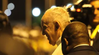 Papa Francesco arriva a Maputo accolto dal vento e dalle danze 