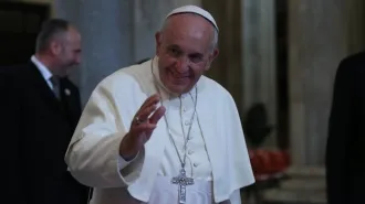 Il Papa a Santa Maria maggiore con le rose bianche e blu