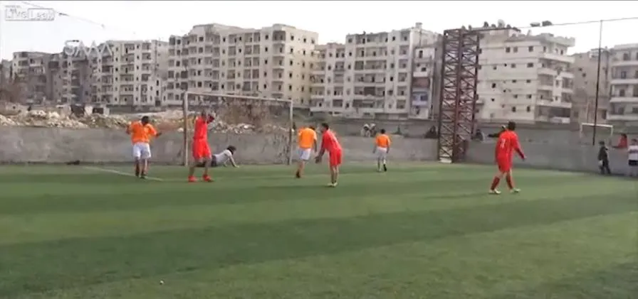Siria, partita a calcio tra le macerie della guerra |  | Gazzetta TV - La Gazzetta dello Sport
