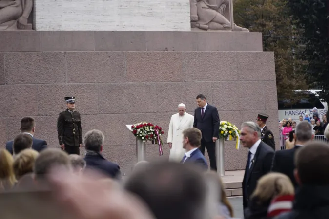 Il Papa a Riga, omaggio al monumento alla libertà  |  | Andrea Gagliarducci/ Aci Stampa 