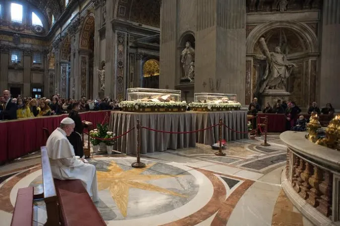 Papa Francesco in preghiera davanti a San Pio e San Leopoldo |  | Osservatore Romano