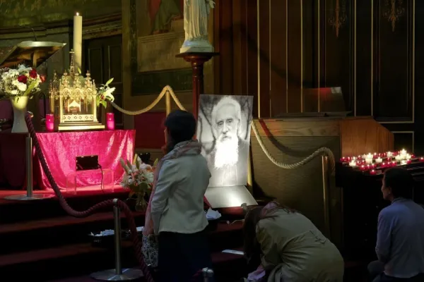 La venerazione delle reliquie del Beato Ghika a Parigi / Paris Catholique