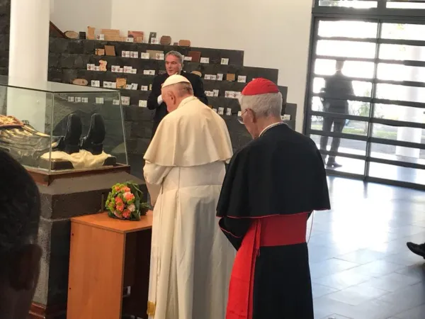 Il Papa sulla tomba di Padre Laval  |  | VAMP