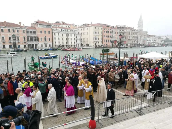 La processione iniziale della Messa presieduta dal Patriarca Moraglia |  | Gente Veneta - Facebook