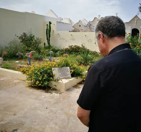 Monsignor Lorefice presso il cimitero di Lampedusa |  | Arcidiocesi di Palermo