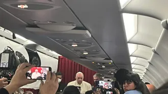 Papa Francesco in aereo: "Io sono disposto a fare tutto, anche ad andare a Kiev"