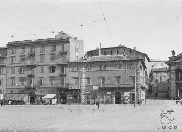 Palazzo Alicorni su Piazza Rusticucci  |  | Istituto Luce