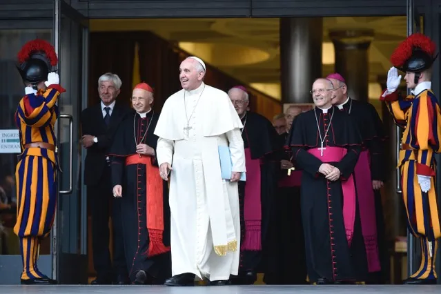 Il Papa accompagnato dal Card. Bagnasco e da Mons. Galantino |  | Conferenza Episcopale Italiana