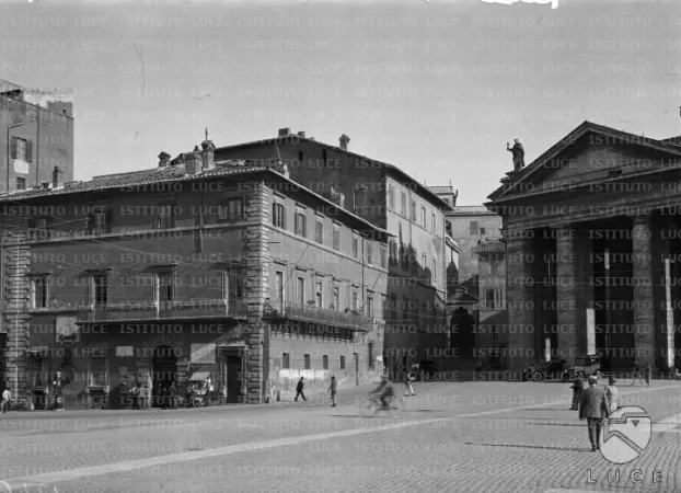 Palazzo Alicorni su Piazza Rusticucci  |  | Istituto Luce