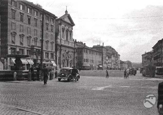 Piazza Scossacavalli e la fontana prima della demolizione definitiva |  | Archivio Luce 