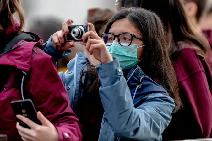 Una bambina presente in Piazza San Pietro con la mascherina |  | Daniel Ibanez / ACI group
