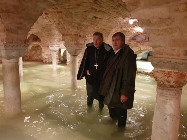 Il Patriarca di Venezia Moraglia e il sindaco Brugnaro nella cripta allagata della Basilica di San Marco |  | Gente Veneta - Facebook
