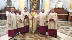I cantori della Cappella Giulia con mons. Encina Commentz / facebook di Giuseppe Tedeschi