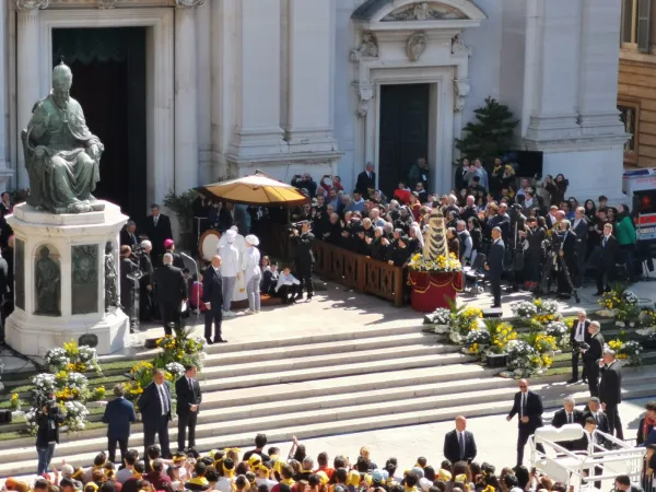 I ragazzi dell' Istituto salutano il Papa  |  | Marco Mancini