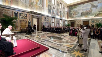Il Papa: verso i migranti occorre cambiare atteggiamento