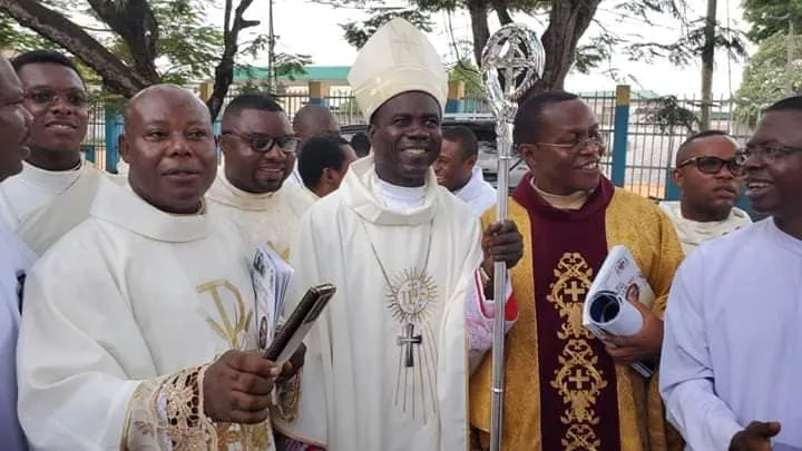 ll vescovo Moses Chikwe, ausiliare di Owerri, con dei fedeli al termine di una celebrazione | Arcidiocesi di Owerri