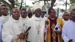ll vescovo Moses Chikwe, ausiliare di Owerri, con dei fedeli al termine di una celebrazione / Arcidiocesi di Owerri
