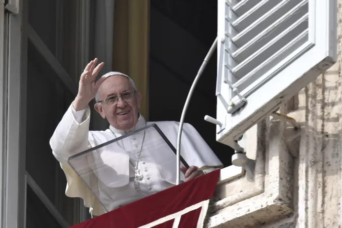 Papa Francesco si affaccia dalla finestra dello studio del Palazzo Apostolico durante un Angelus | Vatican Media / ACI Group