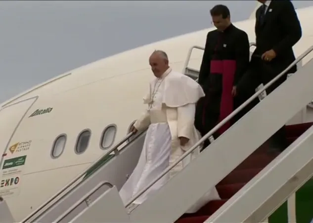 Il Papa scende dall'aereo  |  | CTV