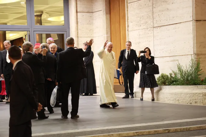 Il Papa lascia l'aula del Sinodo il 24 ottobre sera  |  | Aci Group