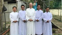 Fratel Stockman (al centro), superiore dei Fratelli della Carità, durante uno dei suoi viaggi in Cina / Brothers of Charity