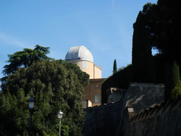 La Specola Vaticana vista dai Giardini Vaticani di Castel Gandolfo  | Wikimedia Commons