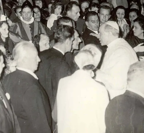 Papa Pio XII con un gruppo di fedeli |  | Wikicommons pubblico dominio