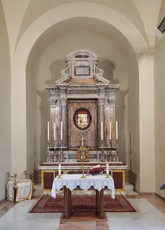 L'altare e l'icona nella nuova chiesa  |  | Wikipedia 