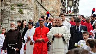 Il cardinale Tagle a Manoppello per pregare davanti al Volto Santo 