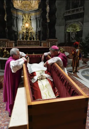  deposizione della salma del Papa Emerito nella bara, avvenuta nella sera di ieri, 4 gennaio 2023 |  | Vatican Media / ACI Group