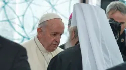 L'arcivescovo Stefan, di spalle, in colloquio con Papa Francesco durante il viaggio del Papa a Skopje il 7 maggio 2019 / katolici.mk