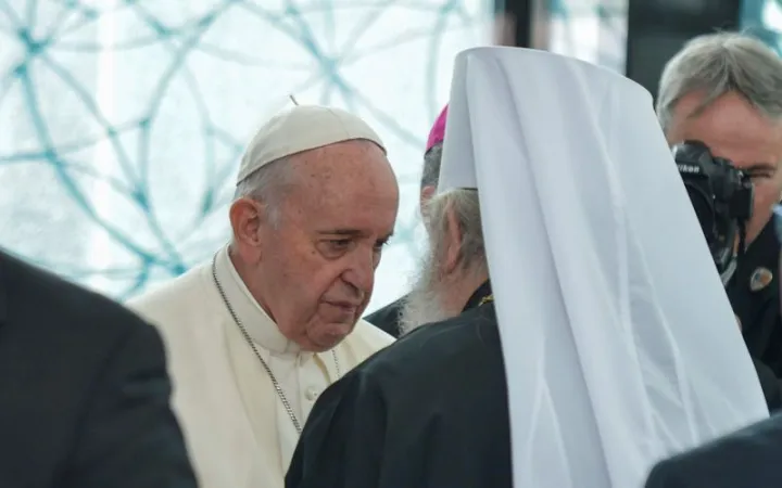 Papa Francesco, arcivescovo Stefan | L'arcivescovo Stefan, di spalle, in colloquio con Papa Francesco durante il viaggio del Papa a Skopje il 7 maggio 2019 | katolici.mk