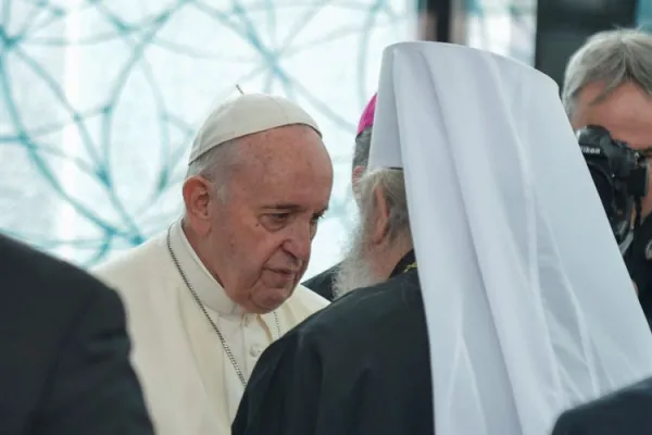 L'arcivescovo Stefan, di spalle, in colloquio con Papa Francesco durante il viaggio del Papa a Skopje il 7 maggio 2019 / katolici.mk