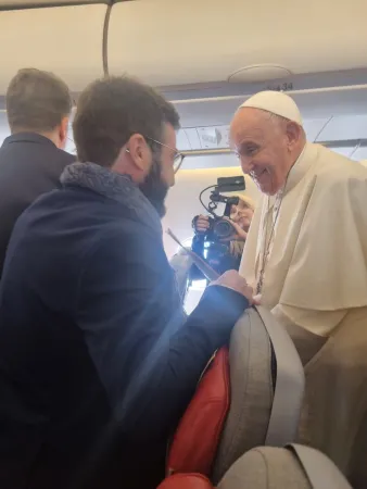 Il Papa in volo verso il Canada con un giornalista |  | AG / ACI STAMPA
