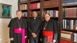 Il nuovo arcivescovo di Sarajevo Vuskic, monsignor Medina Blanco e il Cardinale Puljic all'annuncio della successione nell'arcivescovado di Sarajevo, 29 gennaio 2022 / KATOLIČKI TJEDNIK