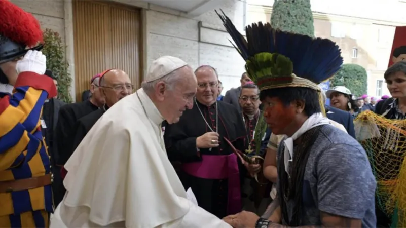 Il Papa saluta un rappresentante delle popolazioni amazzoniche durante il Sinodo  |  | www.consolata.org