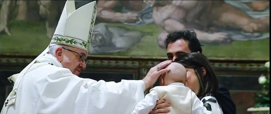 Papa Francesco battezza in Sistina |  | CTV
