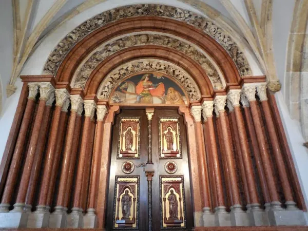 Pannonhalma, Porta Speciosa, con la immagine di San Martino  |  | pd