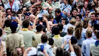 Papa Francesco: "La libertà non arriva con il telefonino, ma in cammino con gli altri"