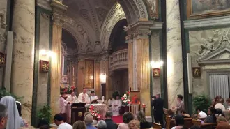 Sant'Anna in Vaticano, Comastri e Gänswein celebrano la famiglia 