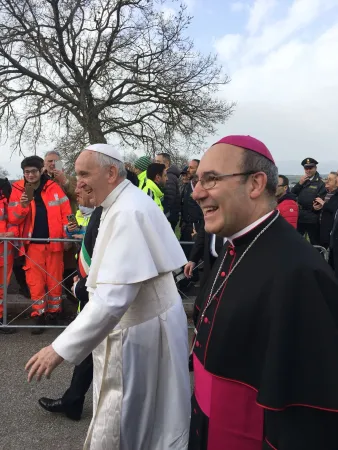 Il Papa con il vescovo Accrocca |  | Aci Group