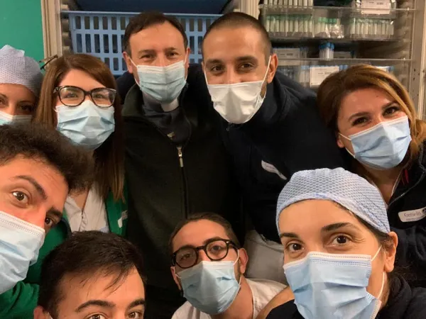 Don Nunzio Currao con il personale, all'inizio della pandemia |  | Nunzio Currao / FB