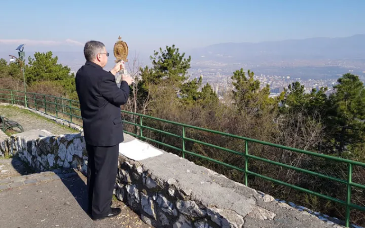 Vescovo Stojanov | Il vescovo Stojanov benedice Skopje con le reliquie di Madre  Teresa  | Chiesa Cattolica in Macedonia