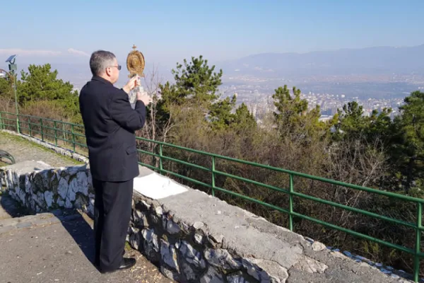Il vescovo Stojanov benedice Skopje con le reliquie di Madre  Teresa  / Chiesa Cattolica in Macedonia
