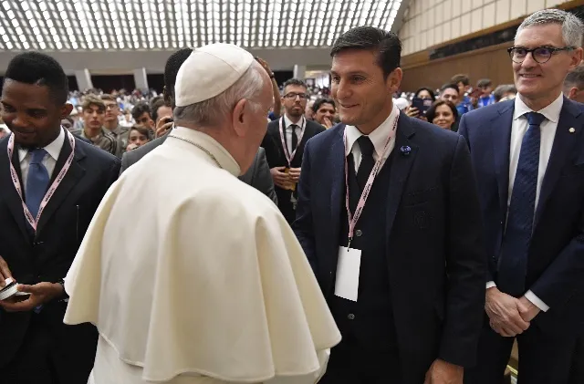 Papa Francesco con il campione di calcio  Zanetti |  | Vatican Media / ACI Group 