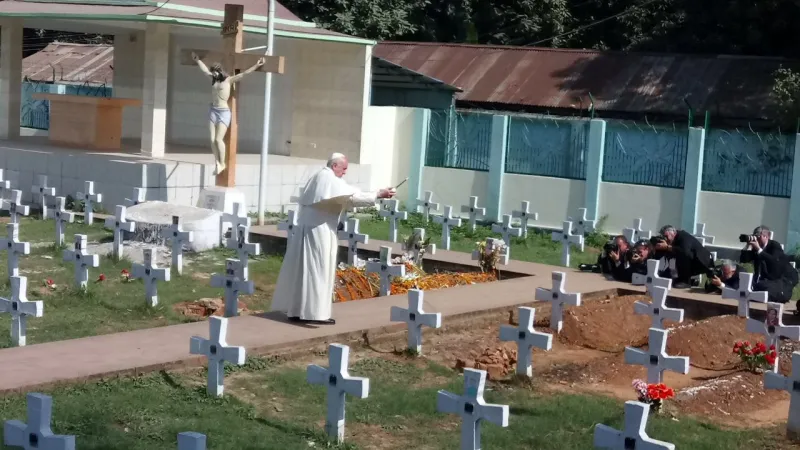 Il Papa nel cimitero della Parrocchia del Rosario  |  | Vatican Pool