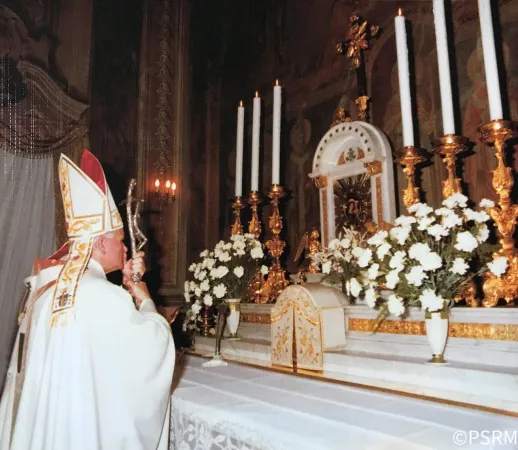 Giovanni Paolo II nella Cappella della Madonna della Fiducia  |  | Seminario Romano