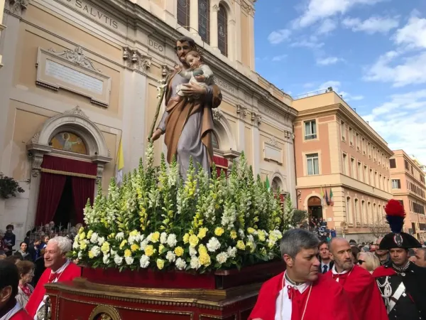 La statua di San Giuseppe in una processione al Trionfale  |  | pd