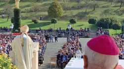 Il Cardinale Vinko Puljic dice messa nella spianata del santuario di Marija Bistrica  / katolici.mk